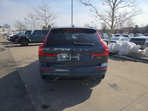 2023 Volvo XC60 B5 Plus Dark Theme