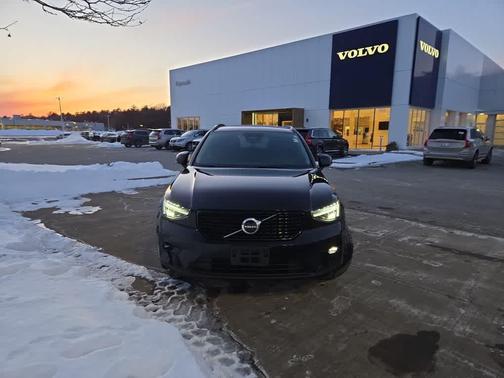 2023 Volvo XC40 B5 Plus Dark Theme