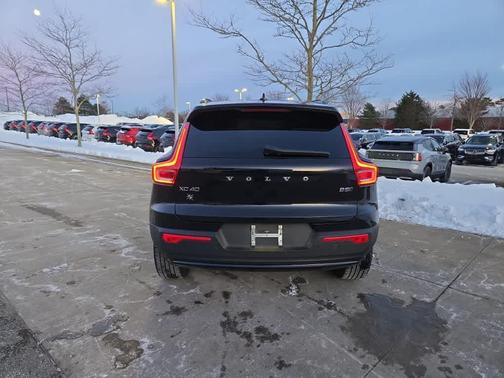 2023 Volvo XC40 B5 Plus Dark Theme