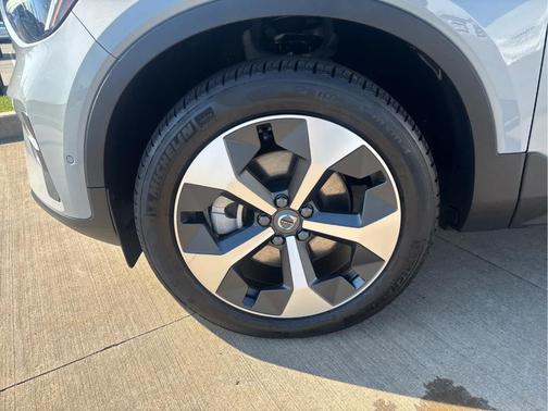 Metallic 2025 Volvo XC40 B5 Plus Bright Theme