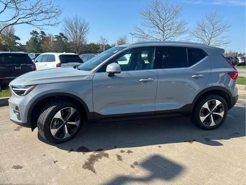 Metallic 2025 Volvo XC40 B5 Plus Bright Theme