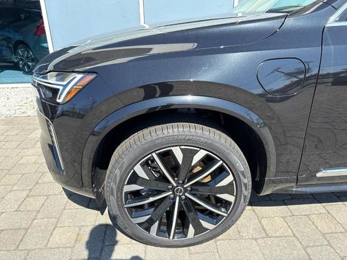 Onyx Black Metallic 2026 Volvo XC90 Plug-In Hybrid T8 Ultra 6-Seater