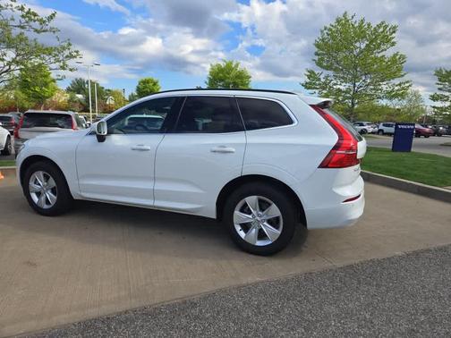 2022 Volvo XC60 B5 Momentum