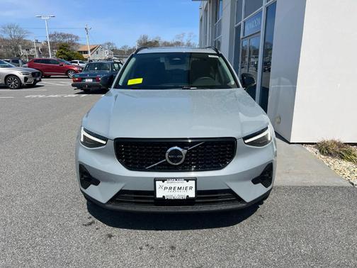 2025 Volvo XC40 B5 Ultra Dark Theme