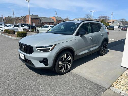 2025 Volvo XC40 B5 Ultra Dark Theme