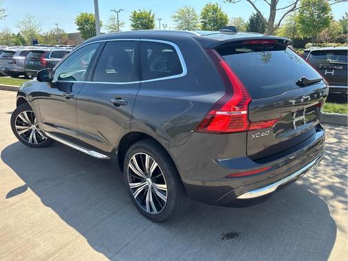 Platinum Grey Metallic 2023 Volvo XC60 B5 Plus Bright Theme