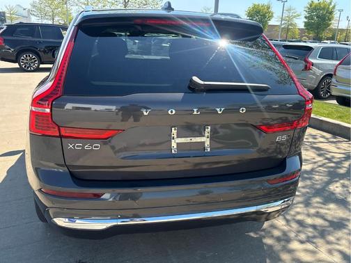 Platinum Grey Metallic 2023 Volvo XC60 B5 Plus Bright Theme
