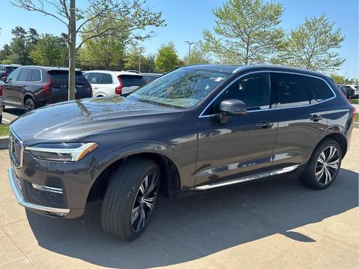 Platinum Grey Metallic 2023 Volvo XC60 B5 Plus Bright Theme
