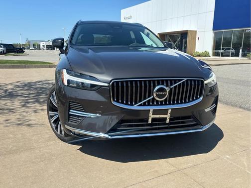 Platinum Grey Metallic 2023 Volvo XC60 B5 Plus Bright Theme