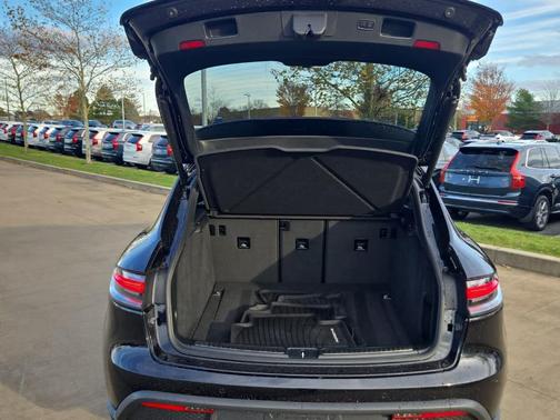 2024 Porsche Macan Base (PDK)