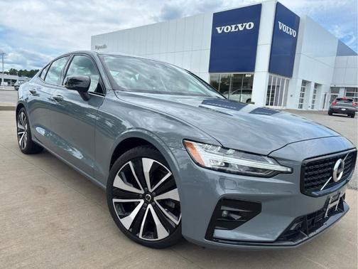 Thunder Gray Metallic 2022 Volvo S60 B5 Momentum