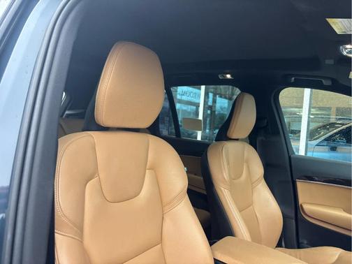 2019 Volvo XC90 T6 Momentum