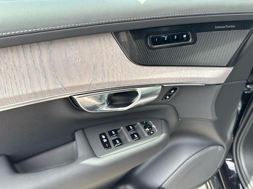 Black 2026 Volvo XC90 B6 Ultra 7-Seater