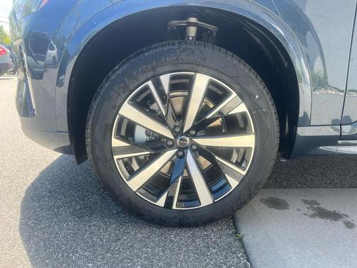 2025 Volvo XC90 B5 Core