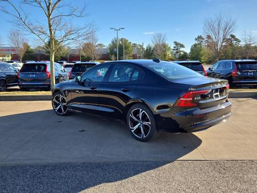 2023 Volvo S60 B5 Plus Dark Theme