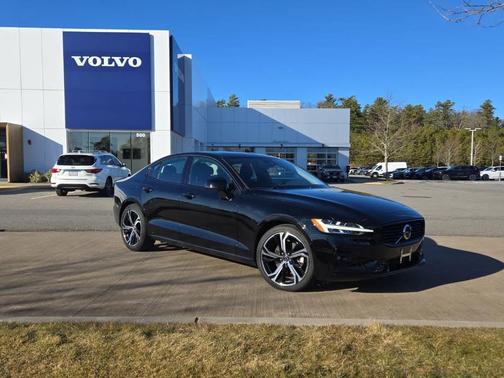 2023 Volvo S60 B5 Plus Dark Theme