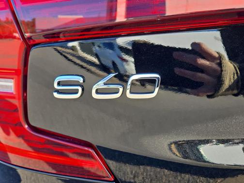 2023 Volvo S60 B5 Plus Dark Theme
