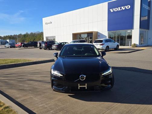 2023 Volvo S60 B5 Plus Dark Theme