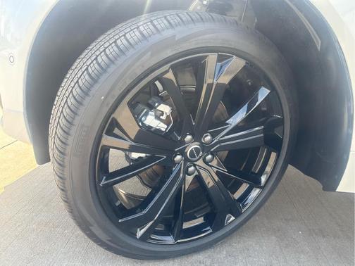 Crystal White 2026 Volvo XC60 B5 Ultra Black Edition
