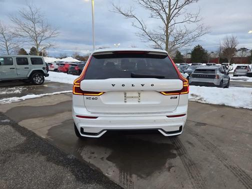 2026 Volvo XC60 B5 Ultra Black Edition