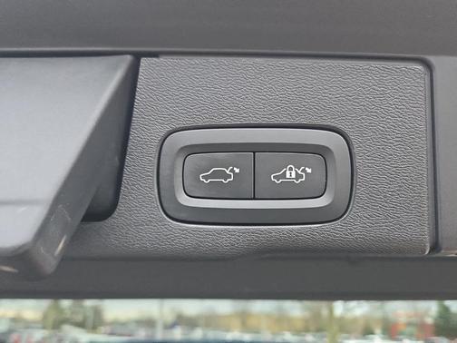 2023 Volvo XC60 B5 Plus Dark Theme