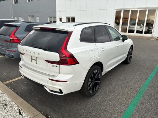 Crystal White Metallic 2026 Volvo XC60 B5 Plus