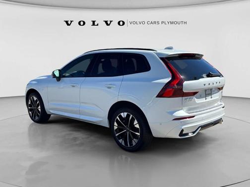 Crystal White Metallic 2026 Volvo XC60 B5 Plus