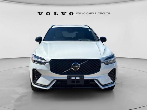 Crystal White Metallic 2026 Volvo XC60 B5 Plus