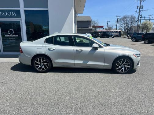 2020 Volvo S60 T6 Momentum
