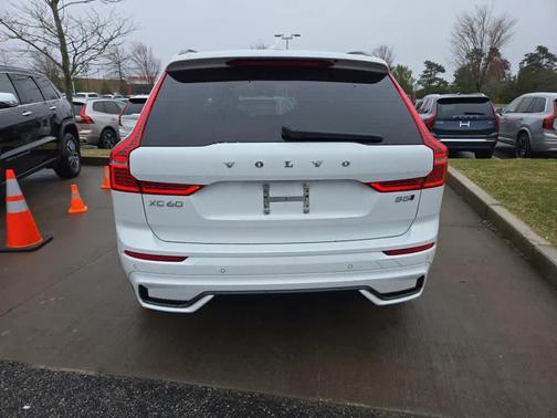 2023 Volvo XC60 B5 Plus Dark Theme