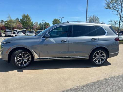 Gray Metallic 2026 BMW X7 xDrive40i