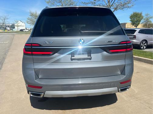 Gray Metallic 2026 BMW X7 xDrive40i