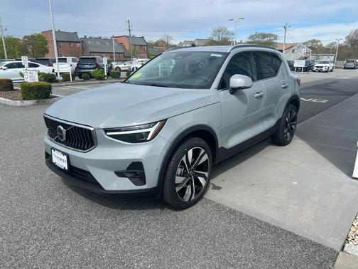 2025 Volvo XC40 B5 Ultra Bright Theme