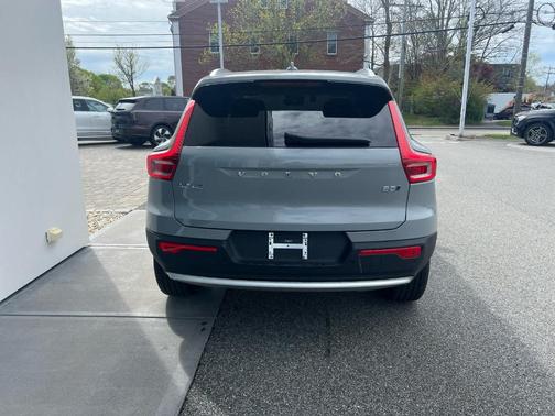 2025 Volvo XC40 B5 Ultra Bright Theme