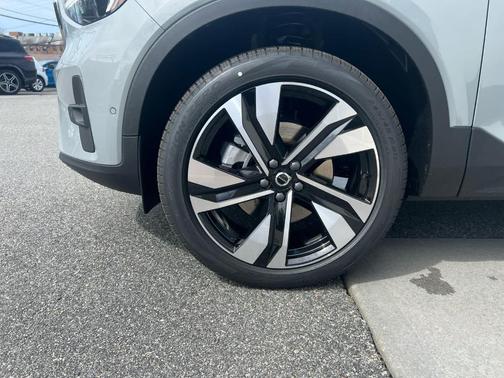2025 Volvo XC40 B5 Ultra Bright Theme
