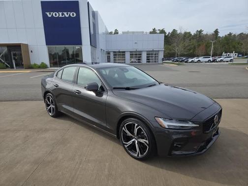 2024 Volvo S60 B5 Plus Dark Theme