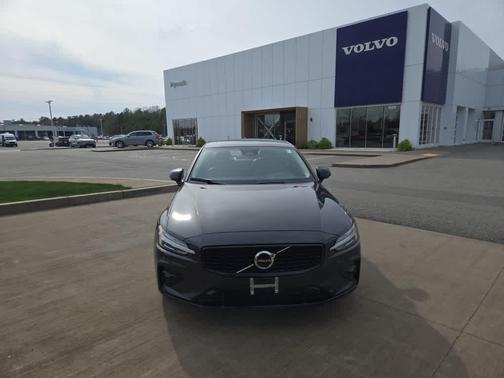 2024 Volvo S60 B5 Plus Dark Theme