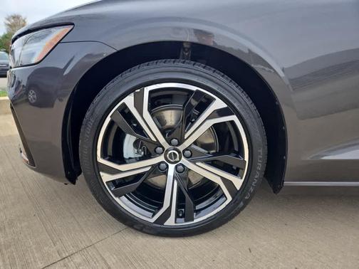 2024 Volvo S60 B5 Plus Dark Theme