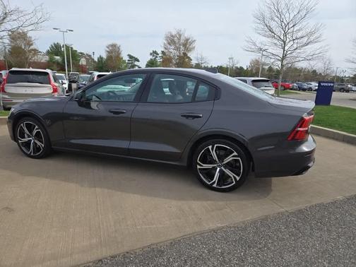 2024 Volvo S60 B5 Plus Dark Theme