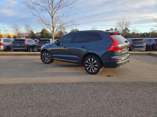 2023 Volvo XC60 B5 Plus Dark Theme