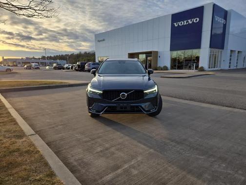 2023 Volvo XC60 B5 Plus Dark Theme
