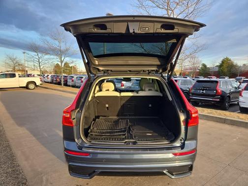 2023 Volvo XC60 B5 Plus Dark Theme