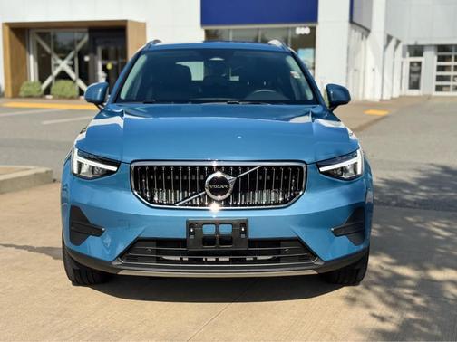 2025 Volvo XC40 B5 Core Bright Theme