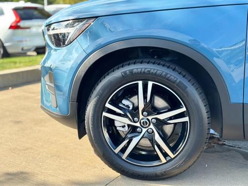2025 Volvo XC40 B5 Core Bright Theme