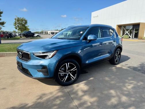 2025 Volvo XC40 B5 Core Bright Theme