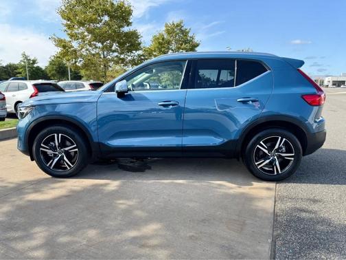 2025 Volvo XC40 B5 Core Bright Theme