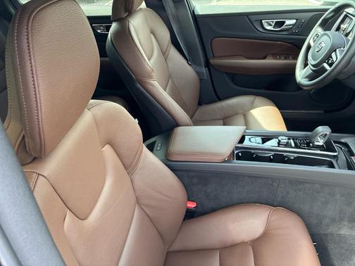 2025 Volvo V60 Cross Country B5 Plus