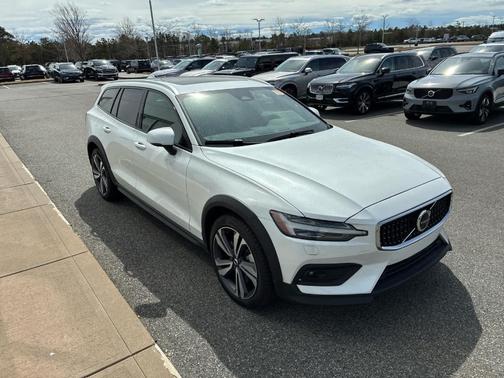2025 Volvo V60 Cross Country B5 Plus