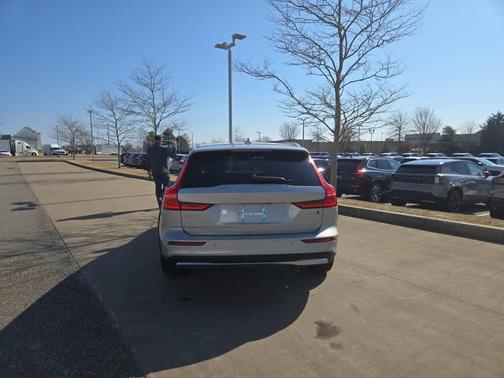 2025 Volvo V60 Cross Country B5 Plus