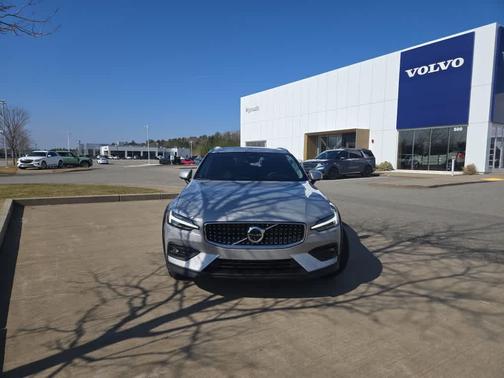 2025 Volvo V60 Cross Country B5 Plus